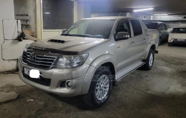 Toyota Hilux 2015 Gray