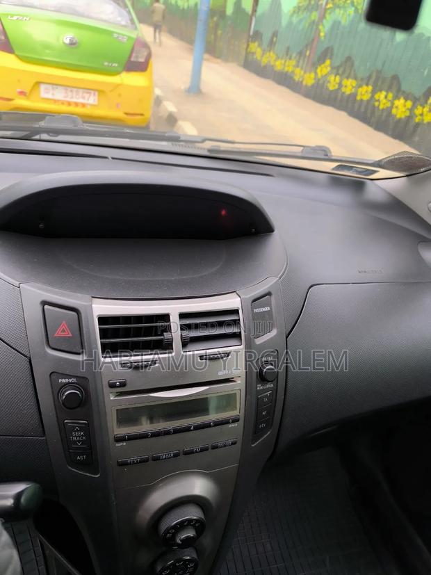 Toyota Yaris 2010 Gray