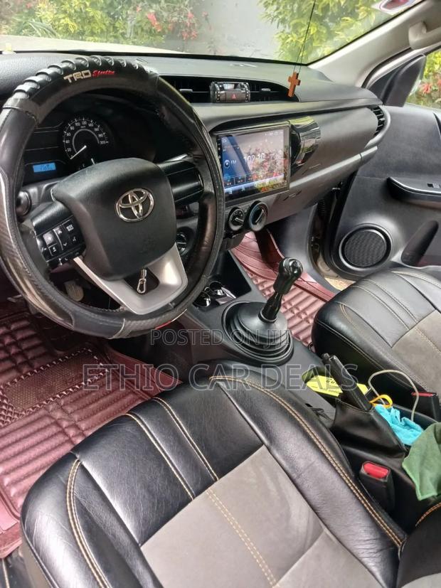 Toyota Hilux 2017 Gold