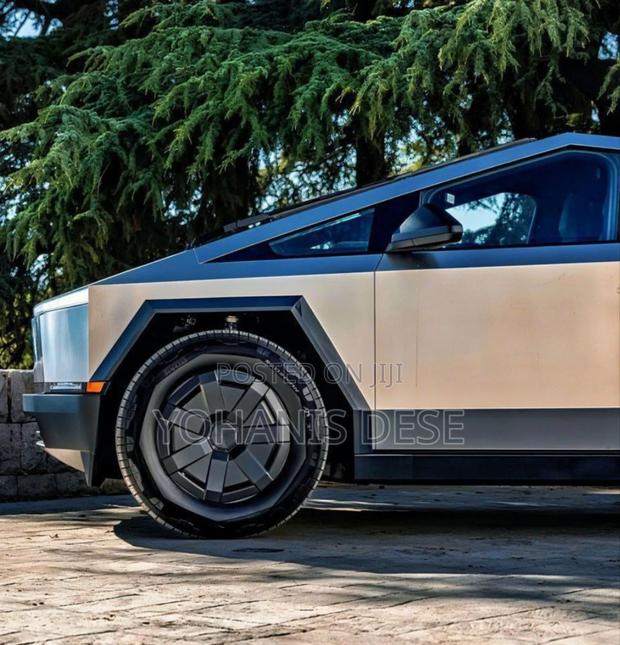 Tesla Cybertruck 2025 Gray
