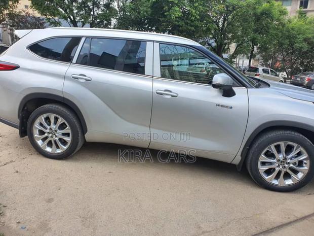 Toyota Highlander Hybrid 2024 Silver