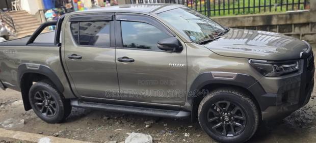 Toyota Hilux 2022 Silver