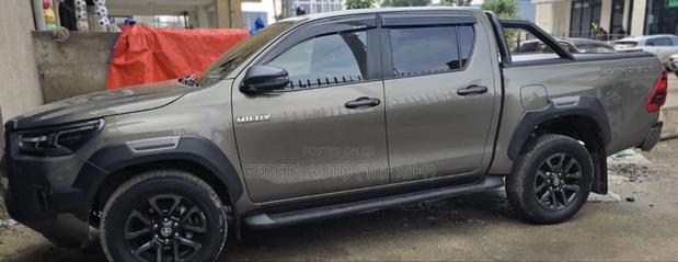 Toyota Hilux 2022 Silver