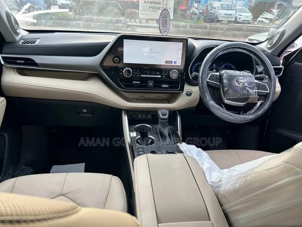 Toyota Highlander 2023 Silver