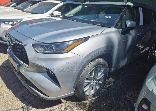 Toyota Highlander 2023 Silver
