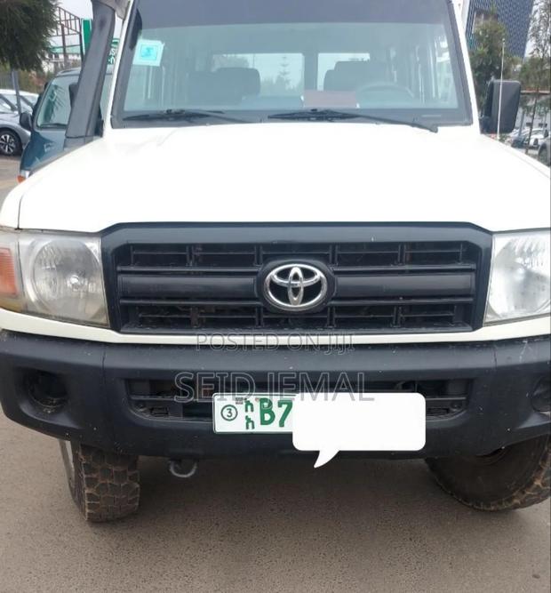 Toyota Land Cruiser 2015 White