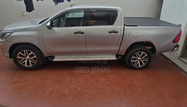 Toyota Hilux 2020 Silver