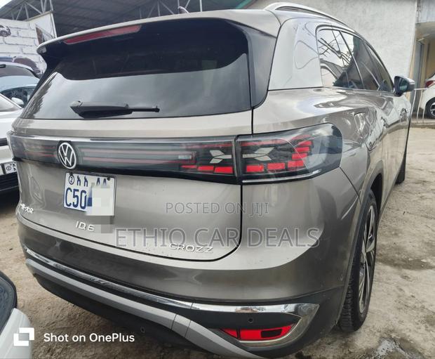 Volkswagen ID.6 2022 Gold