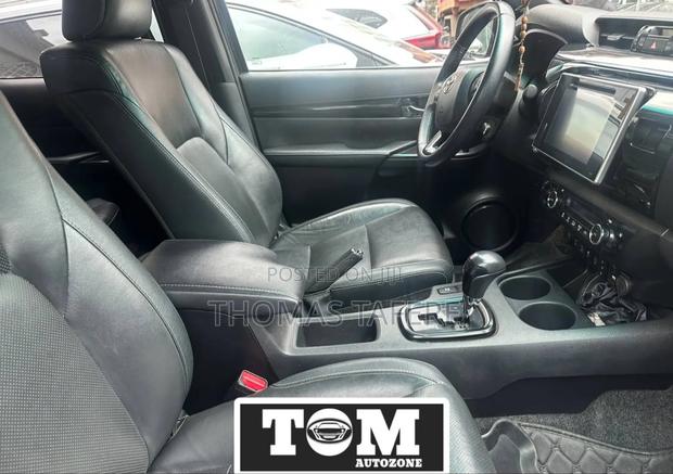 Toyota Hilux 2020 Gray