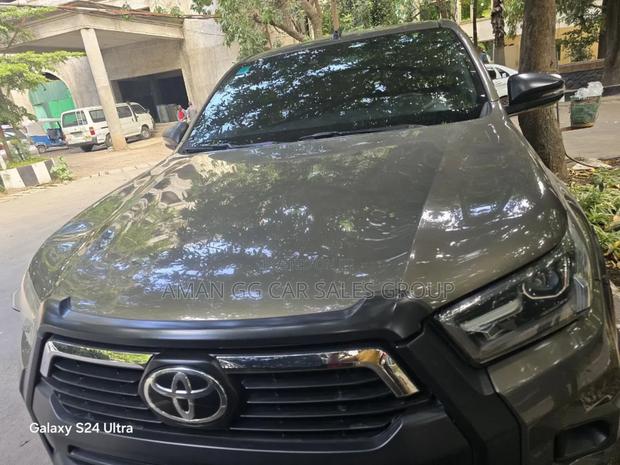 New Toyota Hilux 2022 Gray