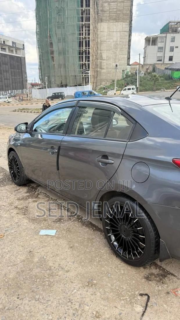 Toyota Yaris 2016 Gray