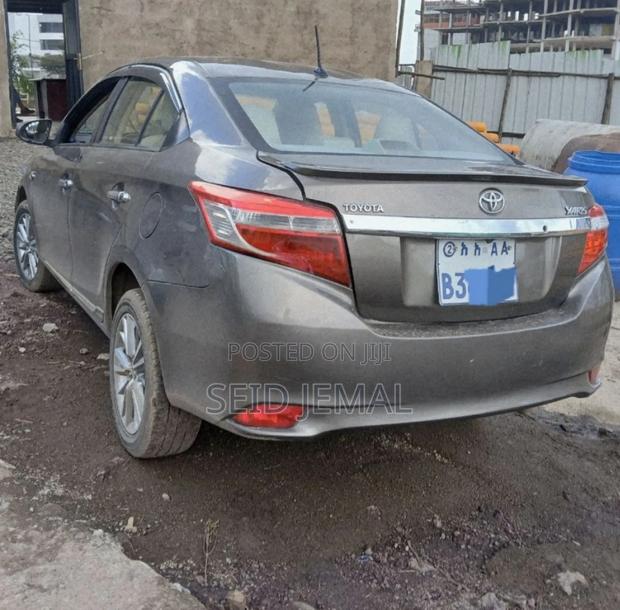 Toyota Yaris 2016 Gray