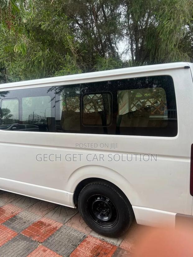 Toyota HiAce 2011 White