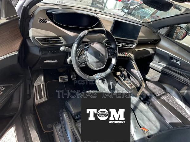 Peugeot 5008 2022 Red