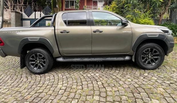 Toyota Hilux 2021 Gray