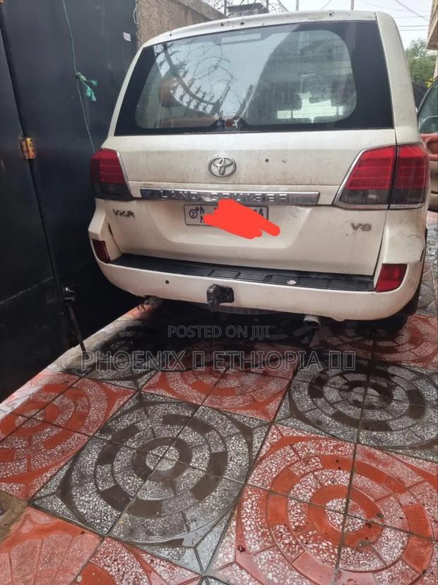 Toyota Land Cruiser 2005 White