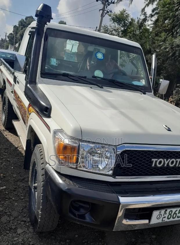 Toyota Hilux 2015 White