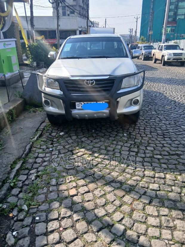 Toyota Hilux 2.5 D-4D 4X4 SRX 2012 Silver