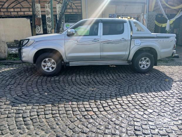 Toyota Hilux 2.5 D-4D 4X4 SRX 2012 Silver