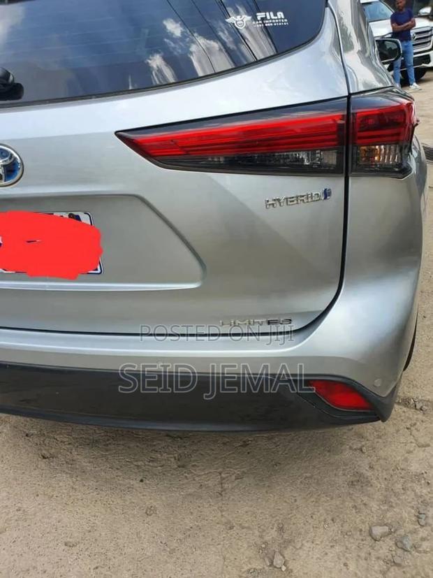 Toyota Highlander Hybrid 2023 Silver