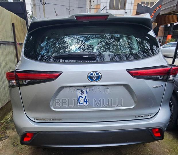 Toyota Highlander Hybrid 2023 Silver