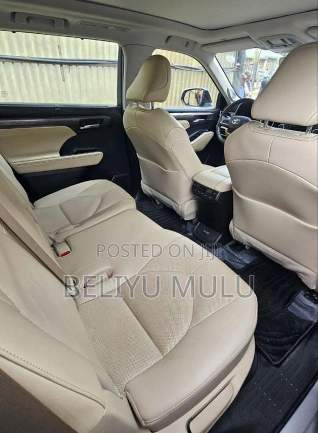 Toyota Highlander Hybrid 2023 Silver