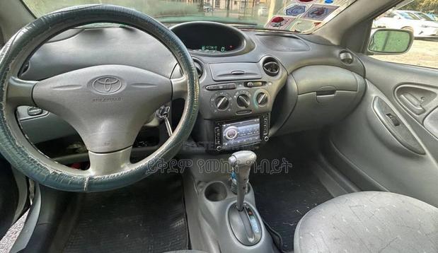 Toyota Vitz 2001 Silver