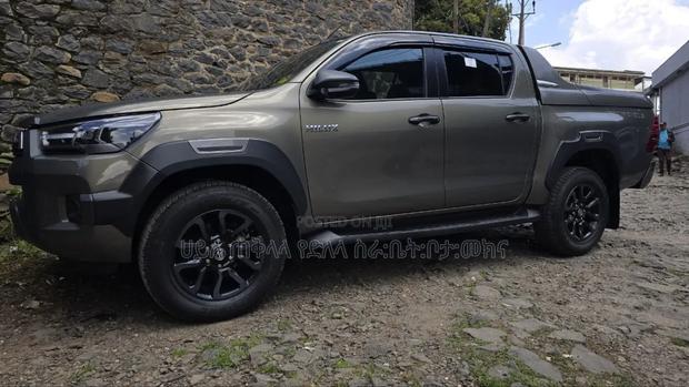 Toyota Hilux 2022 Maroon