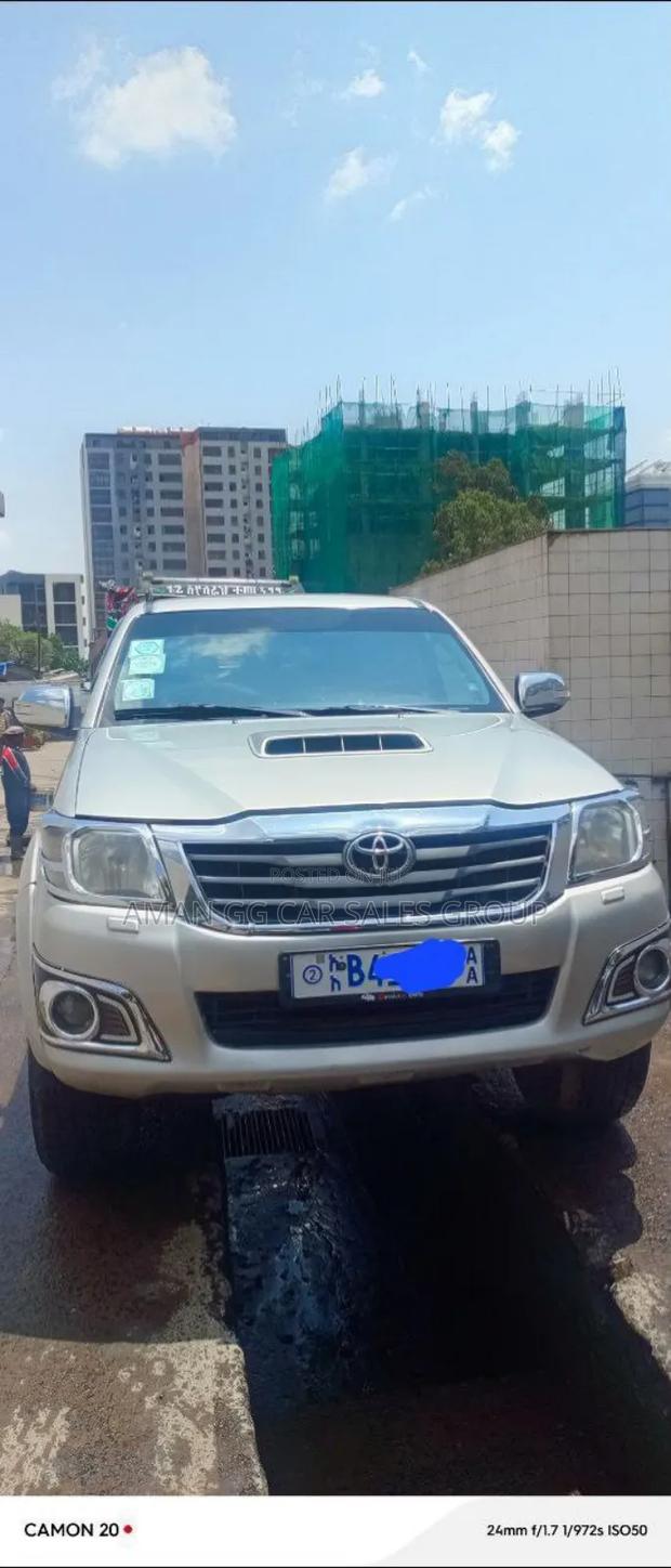 Toyota Hilux 2013 Gray