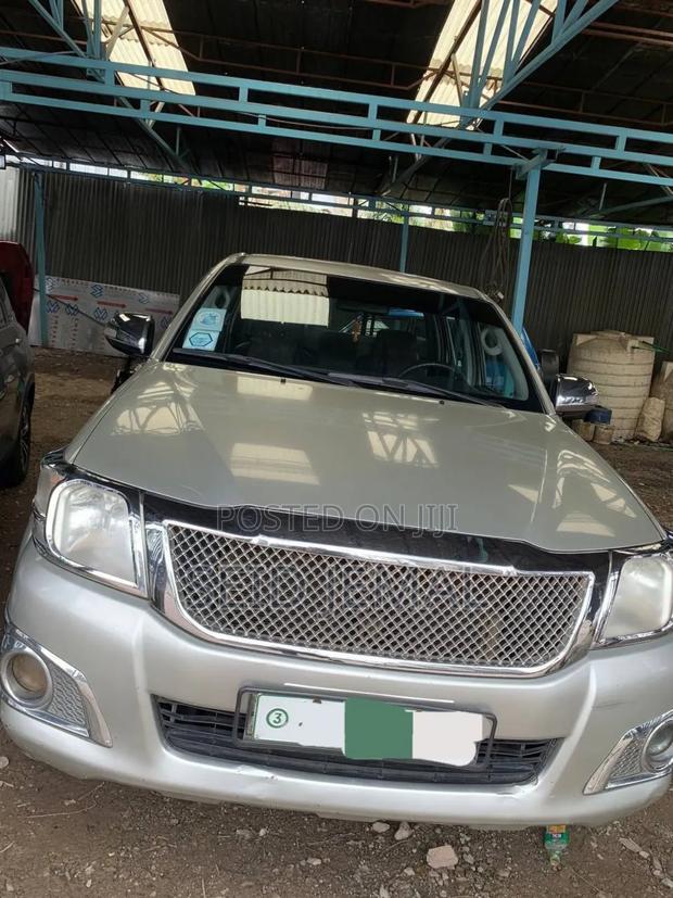 Toyota Hilux 2013 Silver
