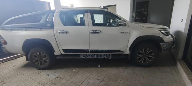 Toyota Hilux Revo Double Cab Deisel 2.4 RWD 2017 White