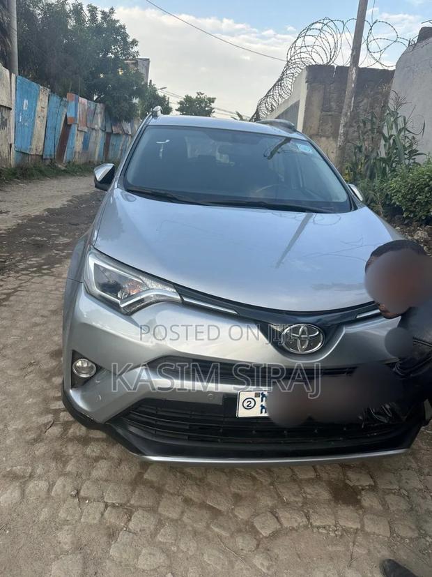 Toyota RAV4 LE AWD (2.5L 4cyl 6A) 2017 Silver