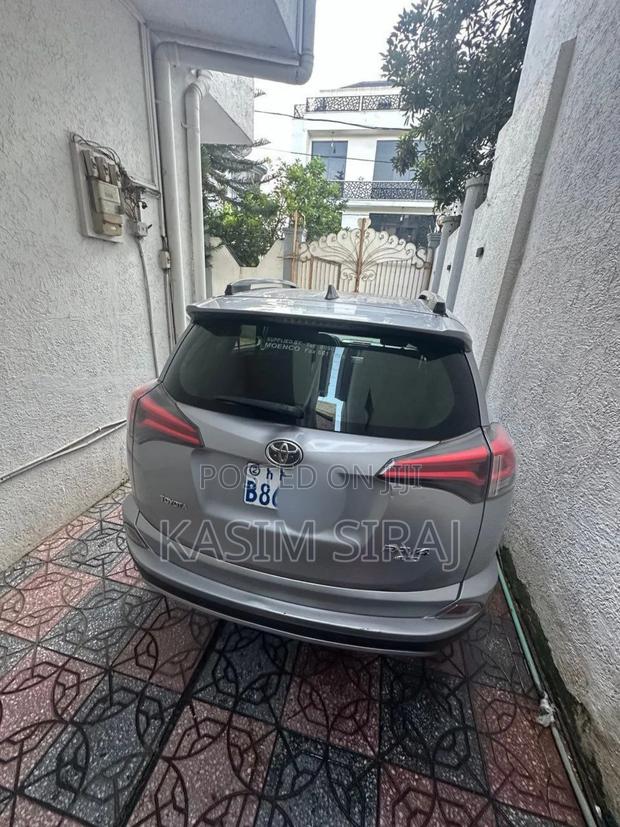 Toyota RAV4 LE AWD (2.5L 4cyl 6A) 2017 Silver