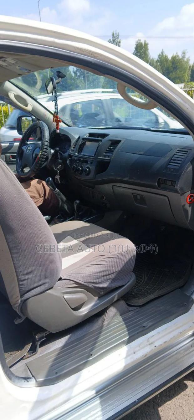 Toyota Hilux 2012 White