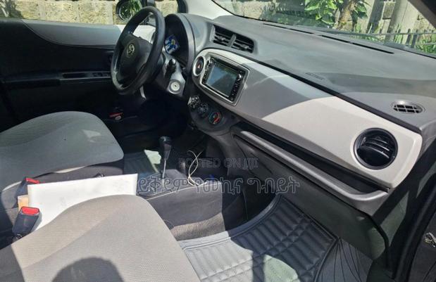 Toyota Yaris Base Hatchback 3dr 2011 Gray