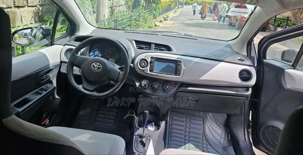 Toyota Yaris Base Hatchback 3dr 2011 Gray