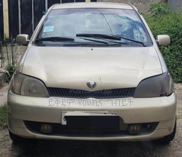Toyota Platz 2000 Silver