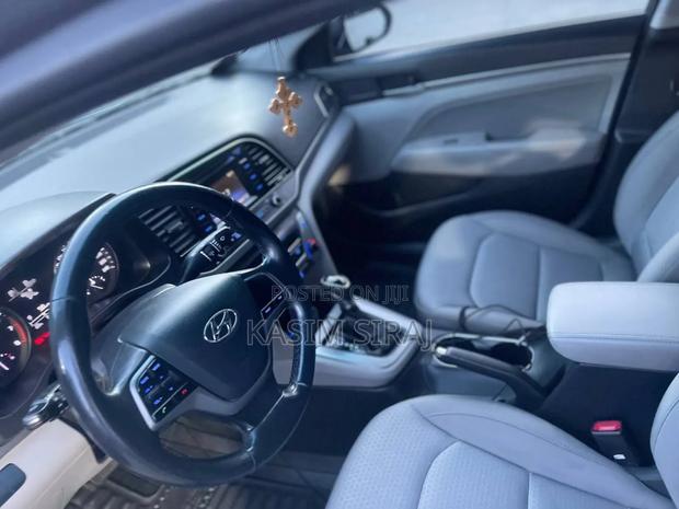 Hyundai Elantra Limited Sedan FWD (2.0L 4cyl 6A) 2017 Gray