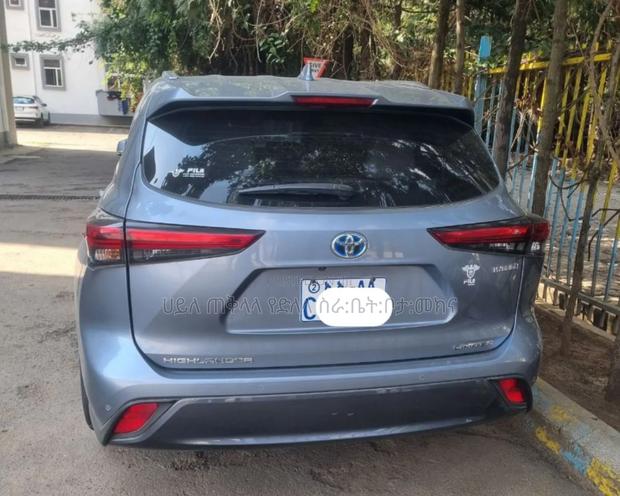 Toyota Highlander Hybrid 2024 Silver