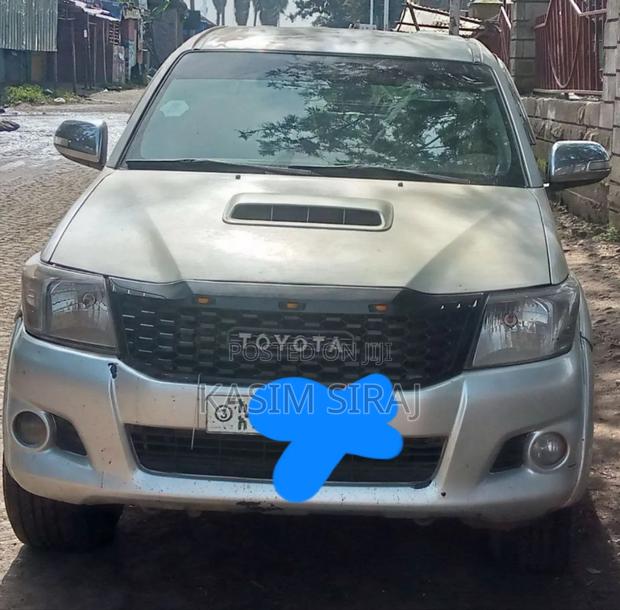 Toyota Hilux 2.5 D-4D 4X4 SRX 2012 Silver