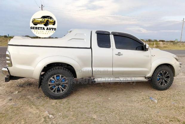 Toyota Hilux 2010 Silver
