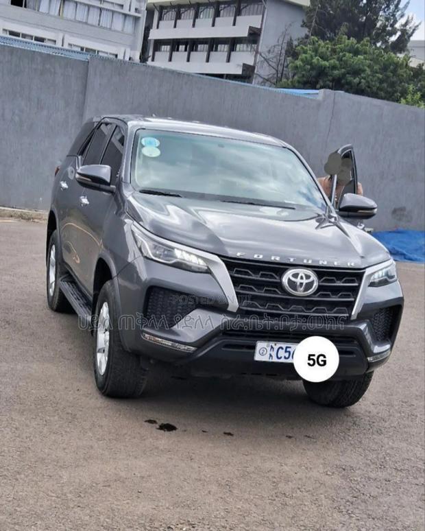 Toyota Fortuner 2022 Maroon