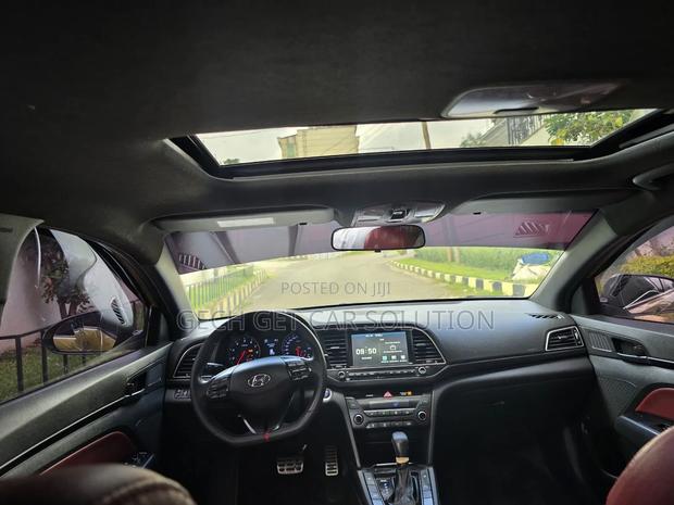 Hyundai Avante 2017 Gold