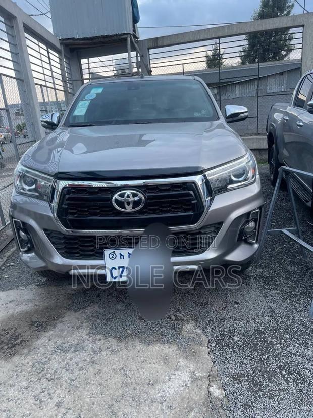 Toyota Hilux 2020 Gold