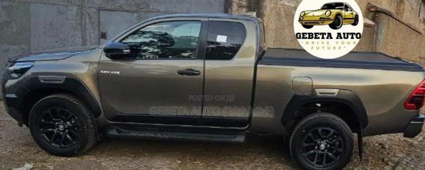 Toyota Hilux 2023 Silver