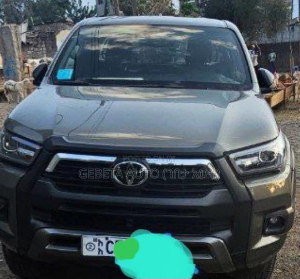 Toyota Hilux 2023 Silver