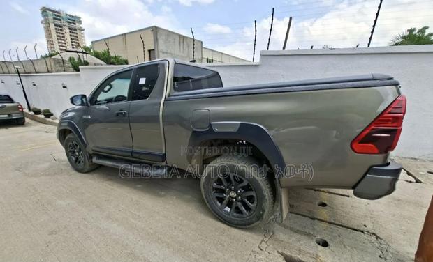Toyota Hilux 2023 Silver
