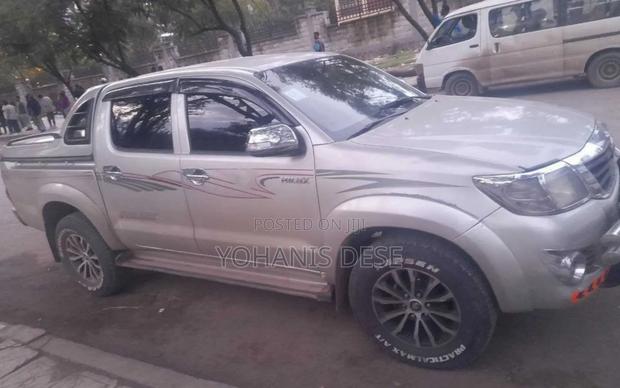 Toyota Hilux 2012 Gray