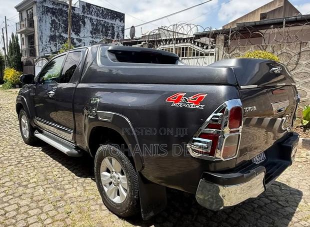 Toyota Hilux 2019 Gray
