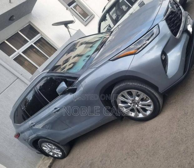 Toyota Highlander Hybrid 2024 Blue